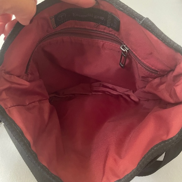 T-Tech by TUMI Essential Gear "Lewis Small Flap Crossbody" Bag - Picture 6 of 13